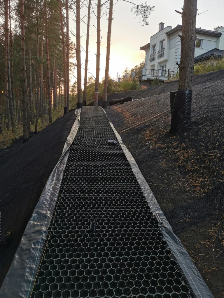 układanie geokraty na skalniaku Białystok